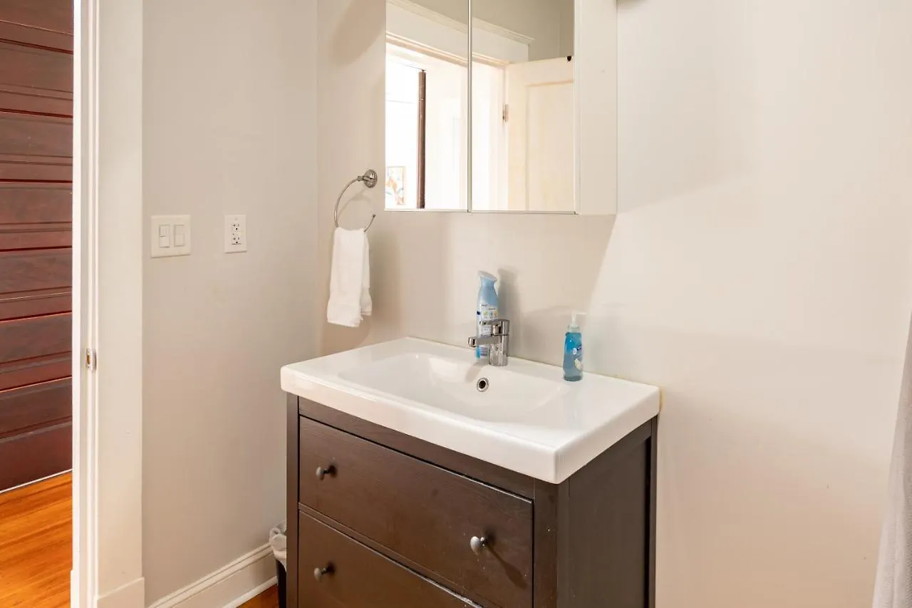 Contemporary 3-Bedroom Home With Balcony In Rva Richmond Apartment