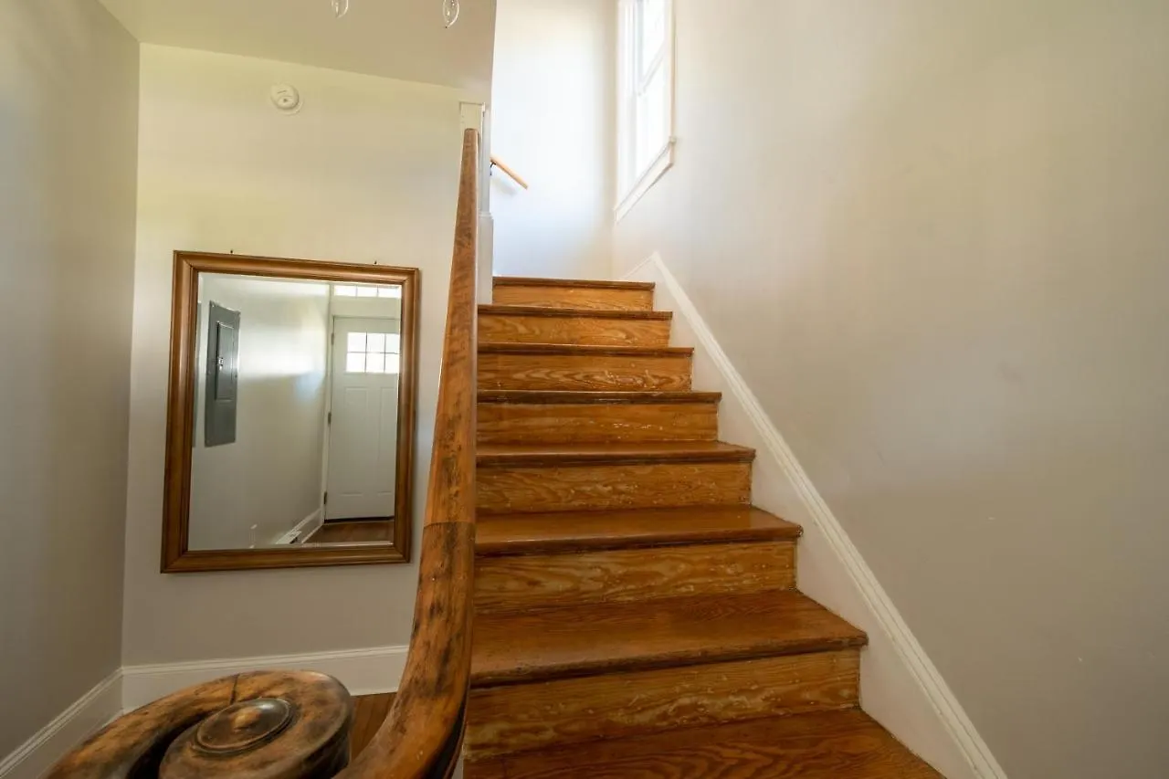 Contemporary 3-Bedroom Home With Balcony In Rva 리치먼드 아파트