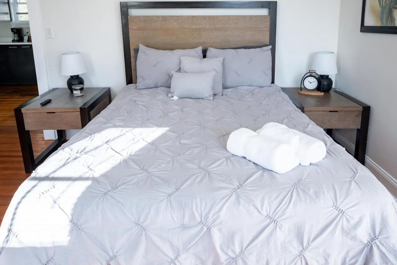 Contemporary 3-Bedroom Home With Balcony In Rva 리치먼드 아파트