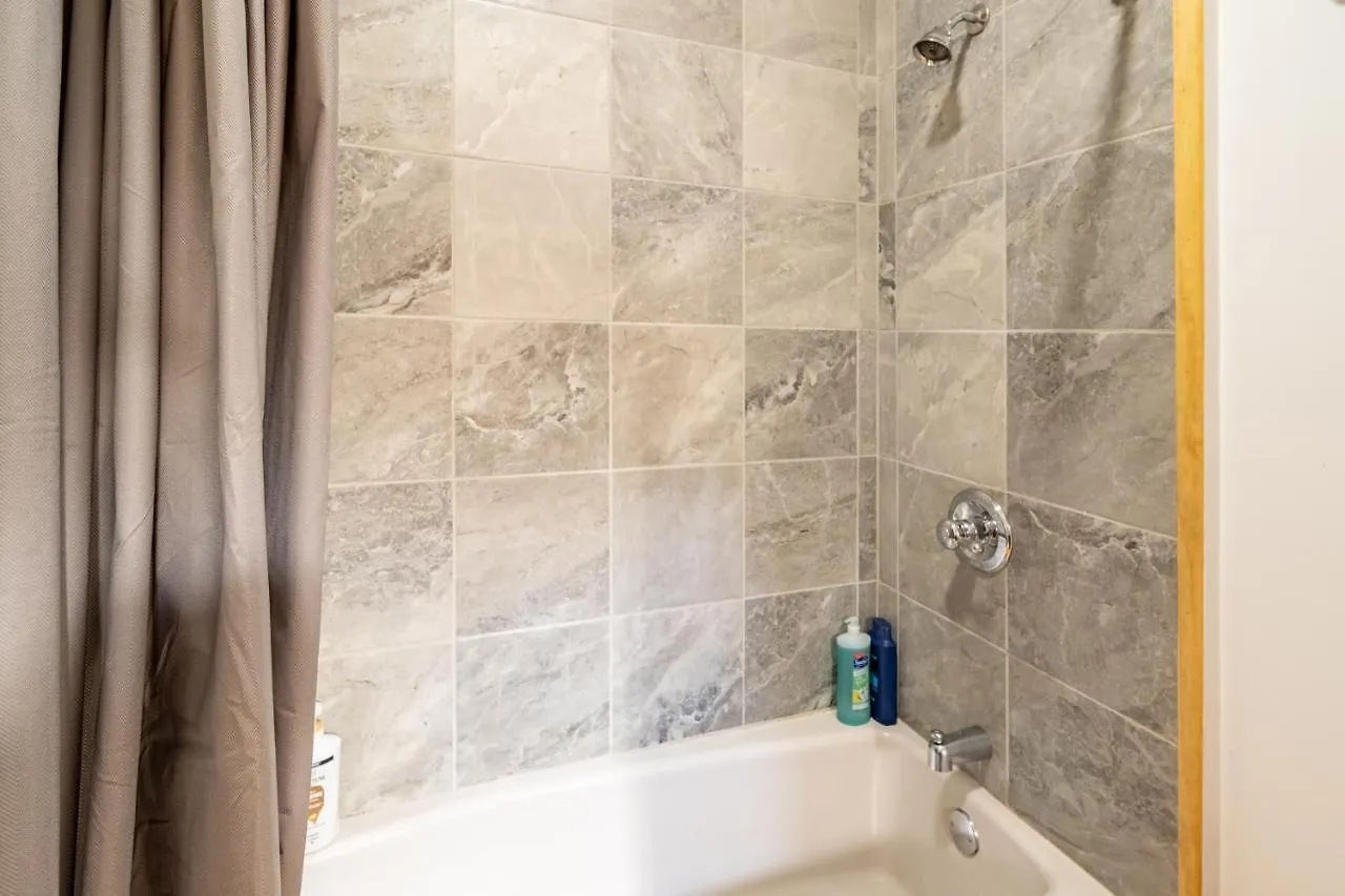 Contemporary 3-Bedroom Home With Balcony In Rva 리치먼드 아파트